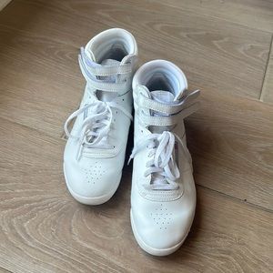 🎸🖤— EDDIE MUNSON REEBOK SHOES—🖤🎸 SIZE 5.5!